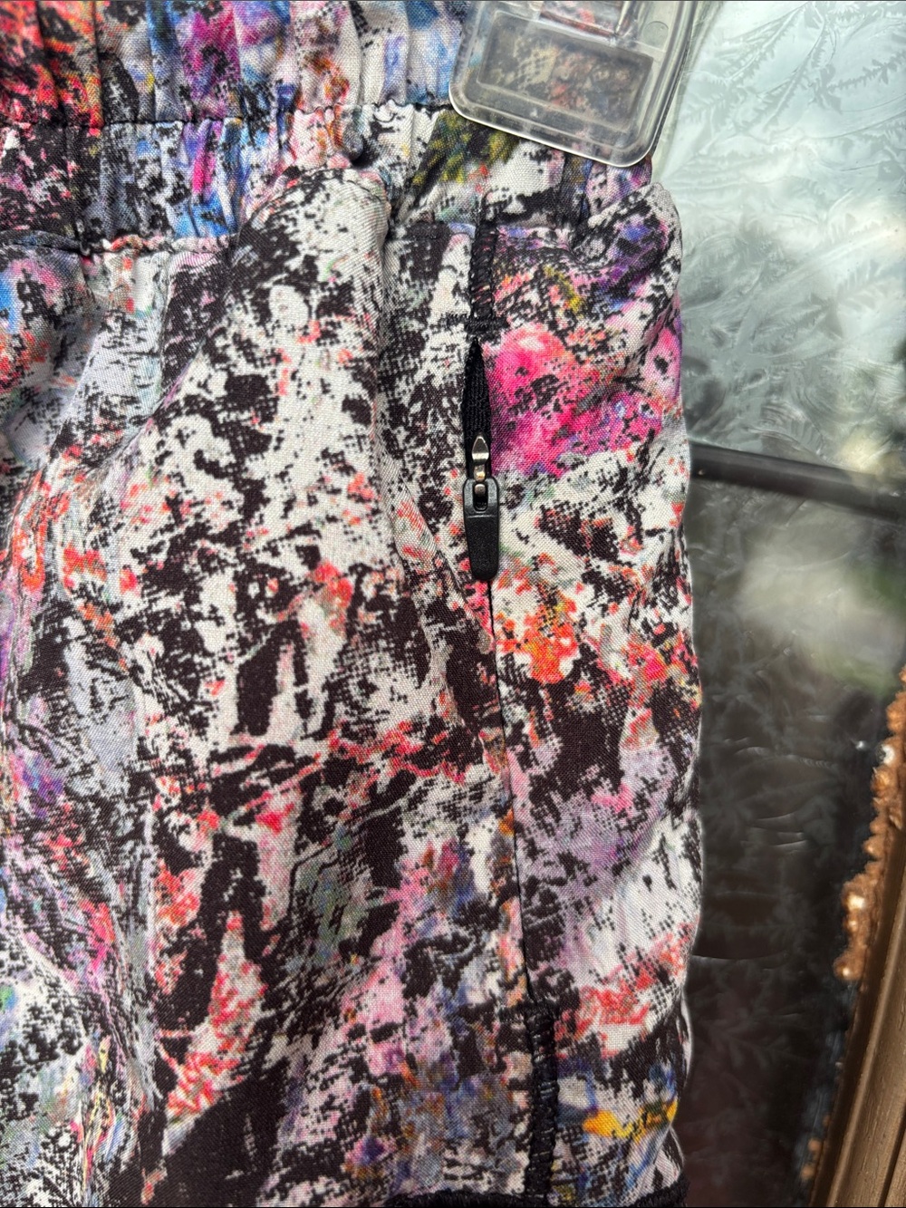 Lululemon Hotty hot vitalize abstract shorts! Size 4 - Picture 5 of 7